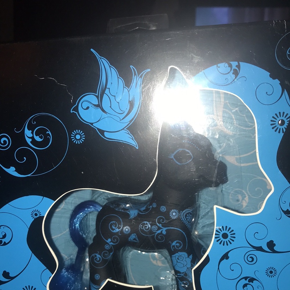 Has bro My Little Pony 2008 Art Pony G3 blue black